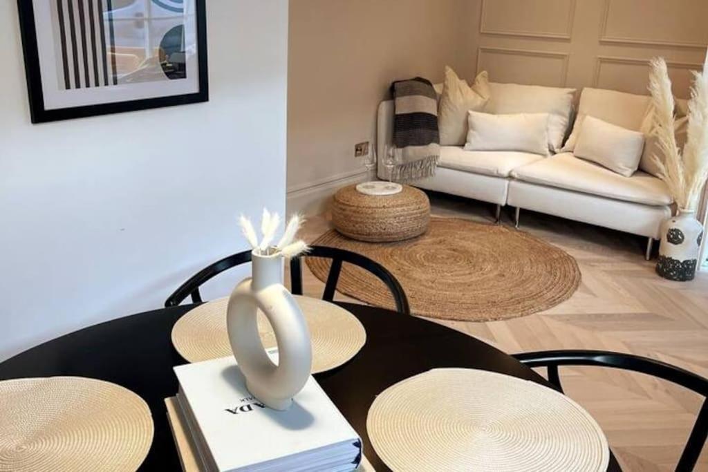 Courtyard Garden, Beautifully Finished Flat - Ba1 Apartment Bath Bagian luar foto