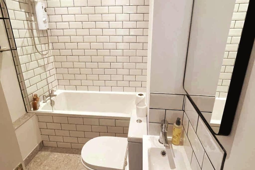 Courtyard Garden, Beautifully Finished Flat - Ba1 Apartment Bath Bagian luar foto