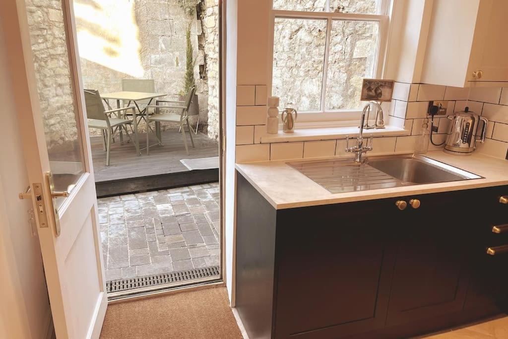 Courtyard Garden, Beautifully Finished Flat - Ba1 Apartment Bath Bagian luar foto